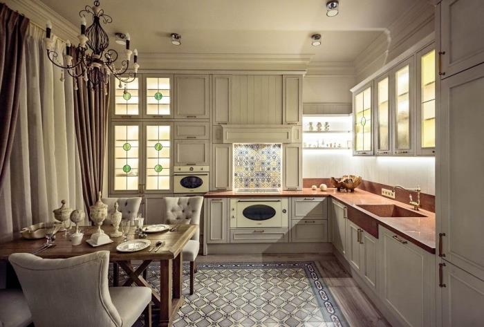 kuhinja v starinskem in baročnem slogu, luksuzno kuhinjsko pohištvo z železnim lestencem ter belimi in črnimi svečami