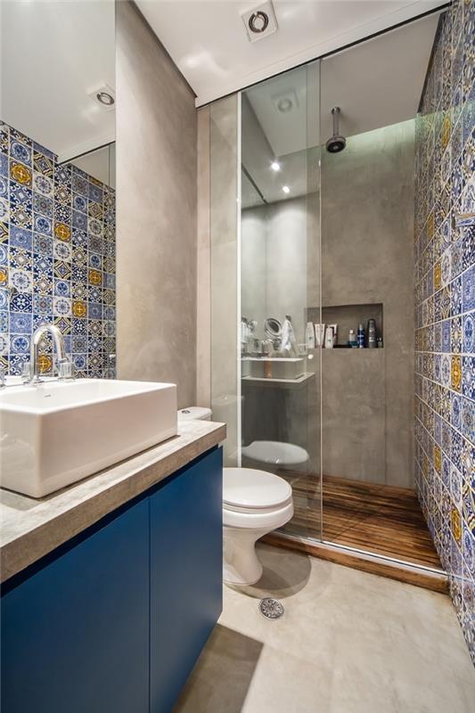 itališko stiliaus vonios kambarys, kuris vaidina betono aspekto kontrastą su cemento plytelių efekto plytelėmis su kratiniu