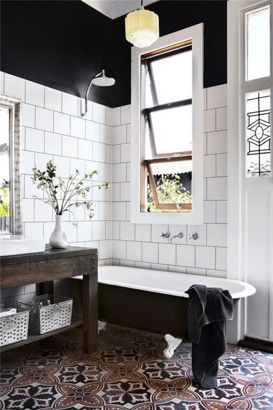 prašmatnus kaimo stiliaus vonios kambarys, sujungiantis baltas metro plyteles su sienomis ir cementinių plytelių grindis