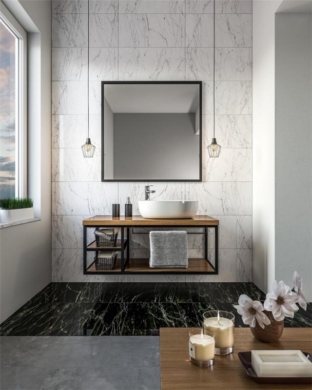 prabangus vonios kambario interjero dizainas su marmurinio efekto plytelių sienomis su juodomis plytelėmis išklotomis grindimis ir medine spintele