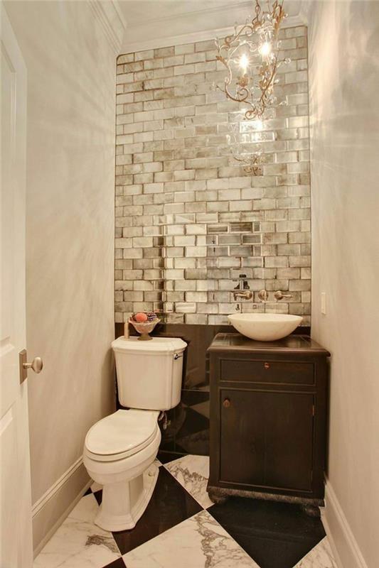 balta ir pilka tualeto apdaila, auksinis šviestuvas, medinė tualeto apdaila, baltos ir metro plytelės
