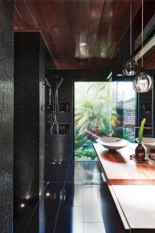 juoda vonios kambario apdaila su medinėmis lubomis su lakuoto medžio kriaukle, mažos modernios kriauklės idėja