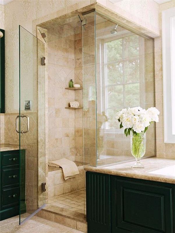 smėlio spalvos plytelės-dušo kabina-žalia-vonios kambario baldai