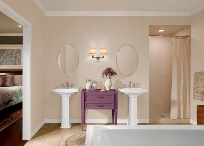 Razkošna in sodobna postavitev kopalnice v nevtralnih barvah, bež barvna kombinacija z belo