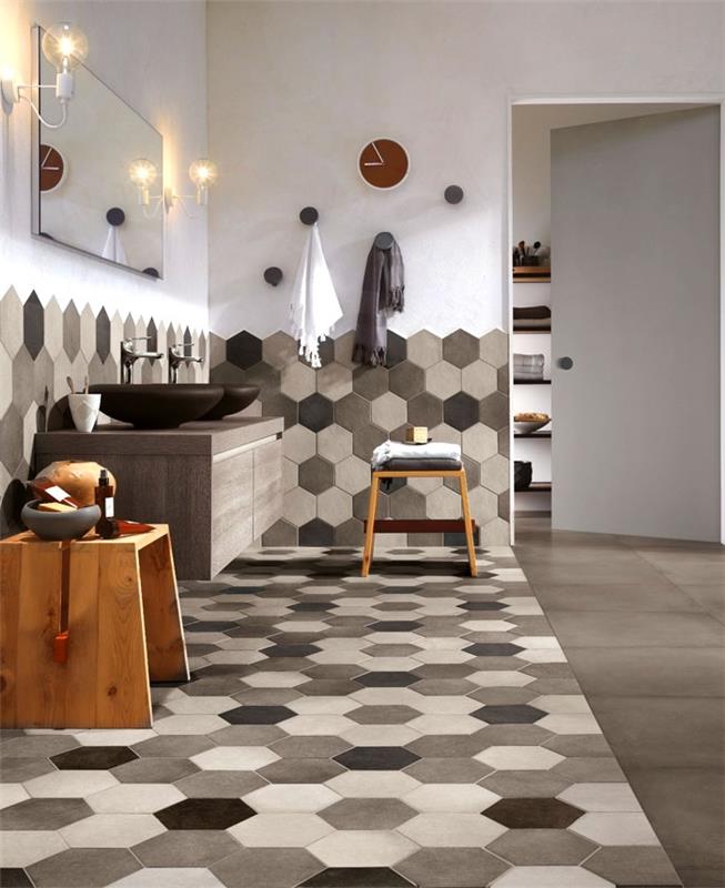 kopalniška dekoracija v nevtralnih barvah z bež in belimi geometrijskimi ploščicami, toaletna enota iz lesa