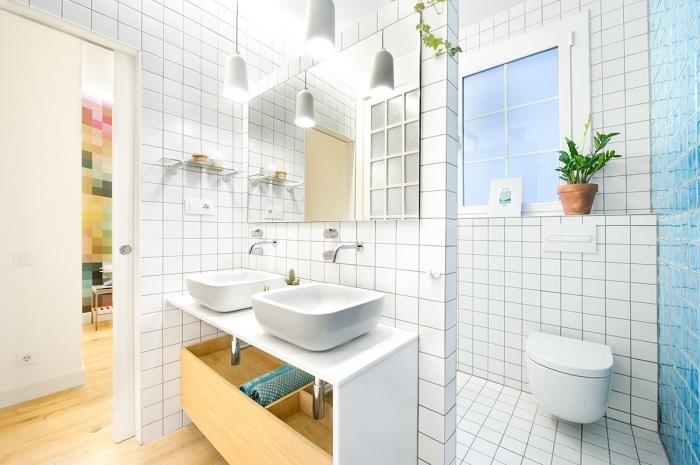 zamisel, kako urediti majhno kopalnico v svetlih barvah z belimi stenskimi ploščicami in velikim ogledalom