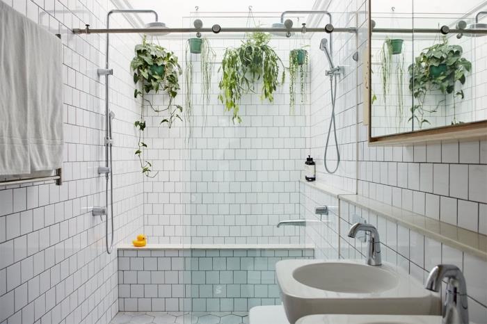 yeşil bitkiler, yeşil saksı modelleri ve makrome kolye ile bir banyoyu nasıl dekore edeceğine dair fikir