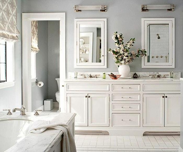 beyaz kiremitli-banyo-çiçekli-güzel-vazo-iki-ayna