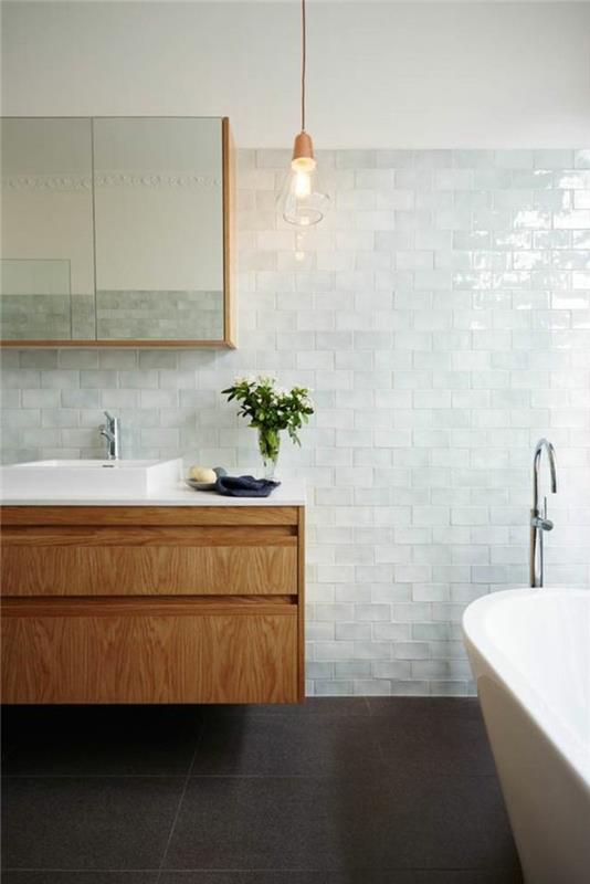 beyaz kiremitli-banyo-lavabo-ayna-klasik-banyo