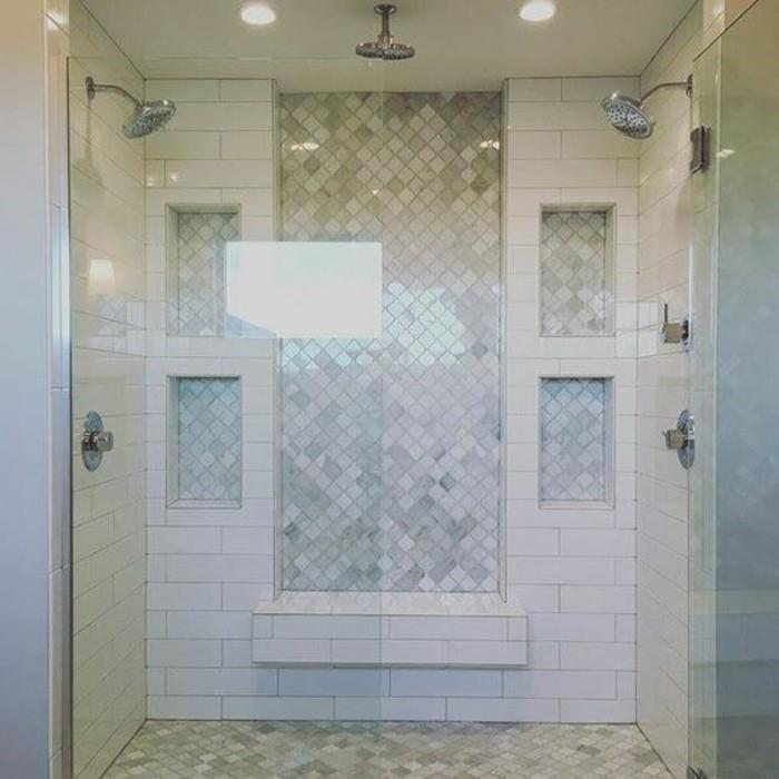 beyaz kiremitli-bir-modern-banyo-iki-duş