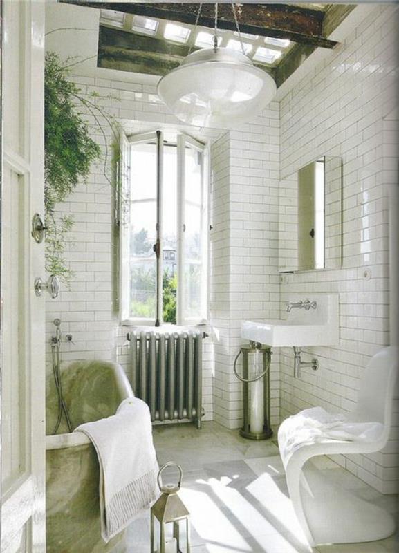 beyaz kiremitli-orijinal-banyo-a-ayna-pencere-beyaz-lavabo