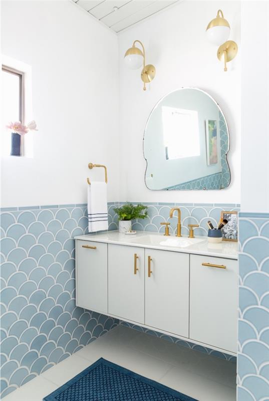 trendovski dodatki za dekoracijo majhnih kopalnic v beli in pastelno modri barvi, omarica v beli barvi z zlatimi ročaji