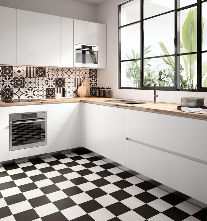 Popločane ploščice, bela in črna keramična tla, belo kuhinjsko pohištvo brez ročajev