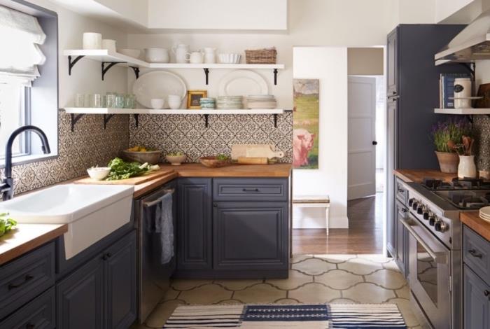 cementne ploščice v bež in črni barvi s cvetličnimi vzorci, vodoravno kotno kuhinjsko skladišče v beli barvi