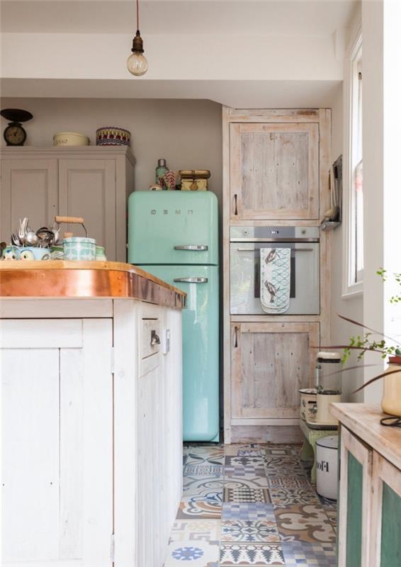 kuhinjske cementne ploščice na tleh v modrih in rjavih barvah, leseno kuhinjsko pohištvo v vintage stilu