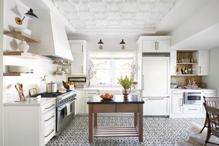 bela ploščica s ploščicami, bel kuhinjski strop z ometno cvetlično dekoracijo, bela in črna tla