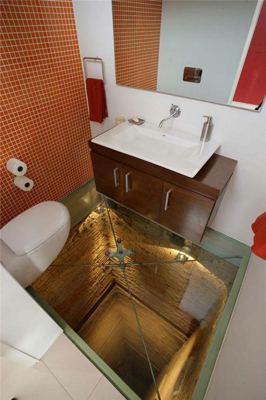 stiklo plytelės-stiklo grindys-neįprastas vonios kambarys-balta siena-baltas baseinas