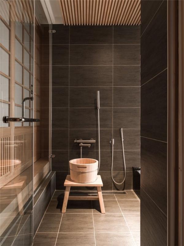 modernus vonios kambario išdėstymas su antracito pilkomis sienomis su mediniais akcentais, nedidelis atsipalaidavęs vonios kambario dekoras