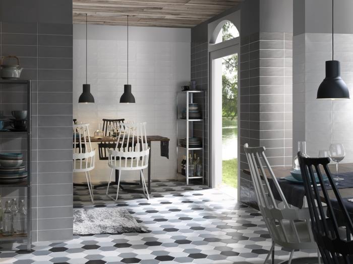 koyu ahşap tavan ve geometrik tasarım karo döşeme ile beyaz ve gri duvarlı mutfak ve yemek odası