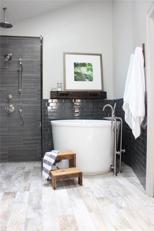 šiuolaikiška baltos ir pilkos spalvos vonios apdaila, vonios kambario išdėstymas su japoniško stiliaus klubų vonia