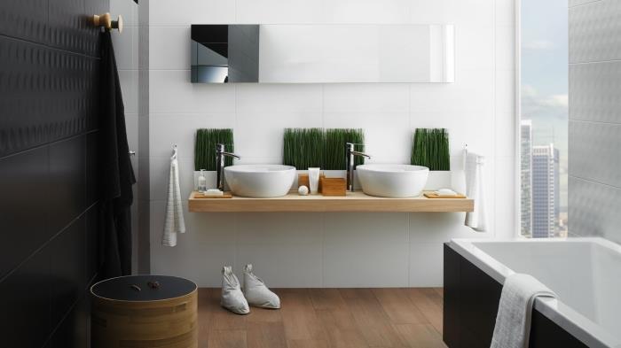 vonios idėja balta ir juoda su medinėmis grindimis, modernus laisvai stovintis vonios modelis baltos ir juodos spalvos