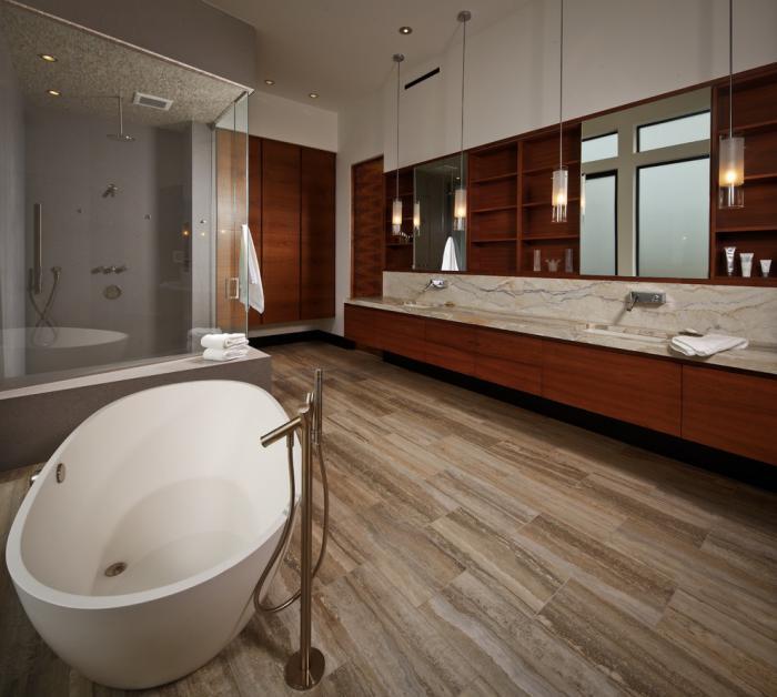 prabangus ir didelis vonios kambarys-plytelės-medžio imitacija