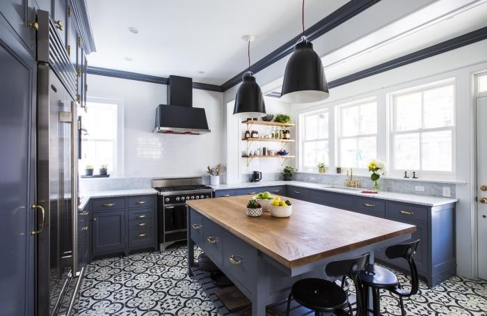 imitacija opečnih belih kuhinjskih ploščic, mat temno modro barvano leseno kuhinjsko pohištvo, bela in črna keramična tla
