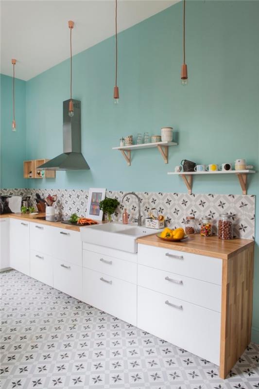 ideje za kuhinjsko dekoracijo, belo kuhinjsko pohištvo s pulti iz svetlega lesa, stensko barvo v turkizno zeleni barvi