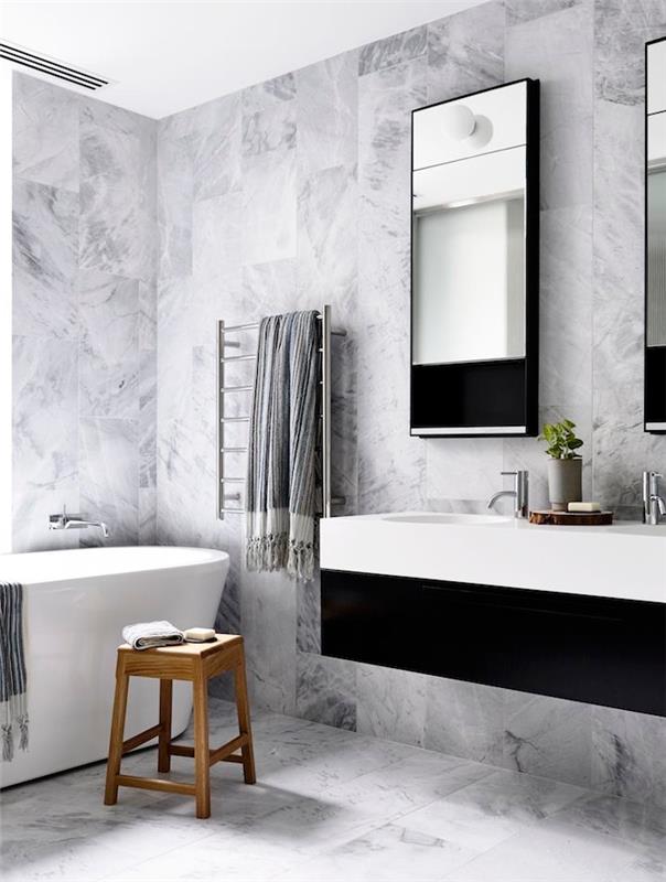 model kopalnice v beli in črni barvi s stenskimi ploščicami in sivim in belim marmornim podom, toaletne enote v beli in mat črni barvi