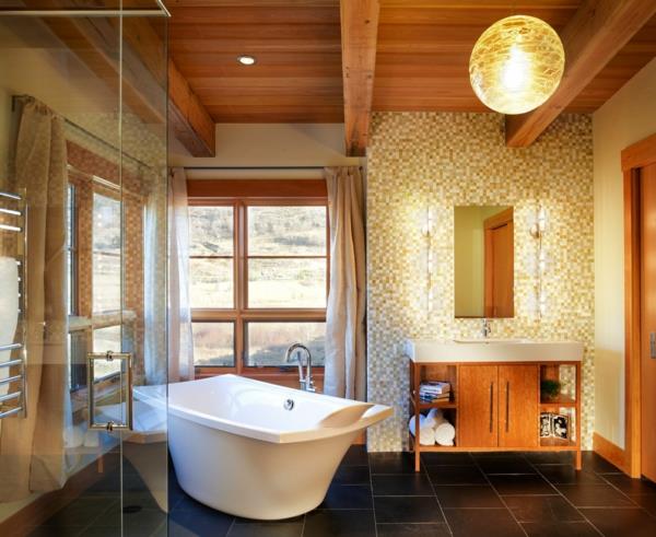 mozaikinės plytelės ir rutulinė pakaba prabangiame vonios kambaryje