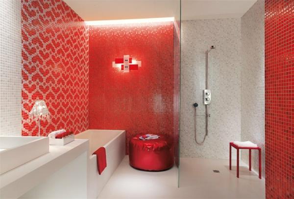 raudonos mozaikos plytelių-baltos-stačiakampės formos vonia