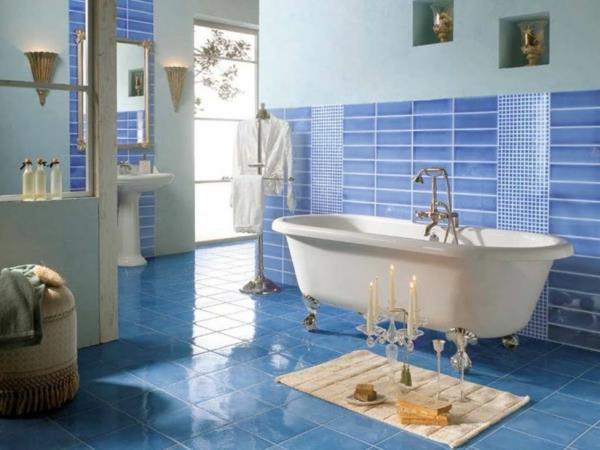 čudovita kopalnica iz modrega mozaika s ploščicami