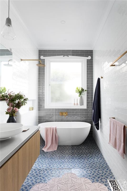gri metro fayans çamaşır kurutma makinesi pastel pembe banyo havlusu küvetli banyo ahşap lavabo dolabı