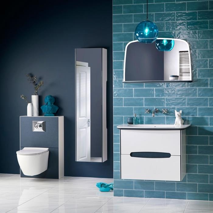 kakšne barve kopalnica 2018, stenske barve v temno modri barvi in ​​kopalniške ploščice v svetlo modrem tonu