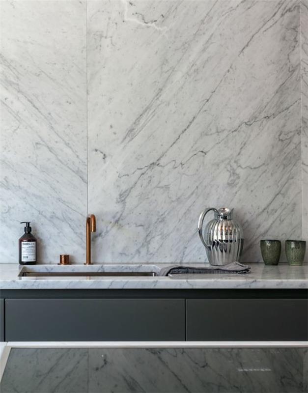 belo-sivi-marmor-stenske ploščice-marmor-kuhinjsko pohištvo-naše-ideje