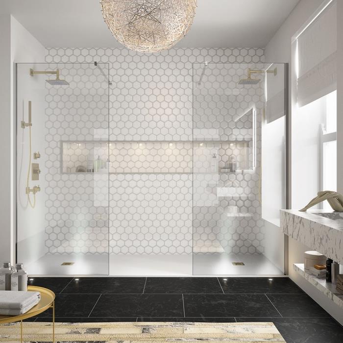 bela kopalnica z geometrijskimi ploščicami s stensko nišo v LED osvetlitvi, talne ploščice iz črnega marmorja
