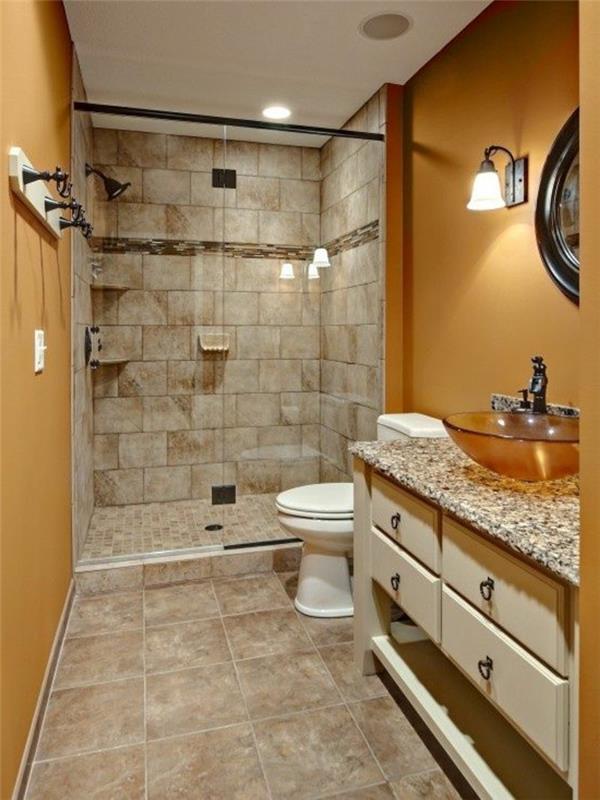 poliruotas-blizgantis vonios kambarys ochros ir smėlio spalvos prabangiame vonios kambaryje