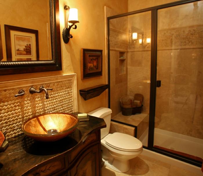 vonios kambarys su travertino plytelėmis, senovinis maišytuvas, sieninis šviestuvas, stiklo durys