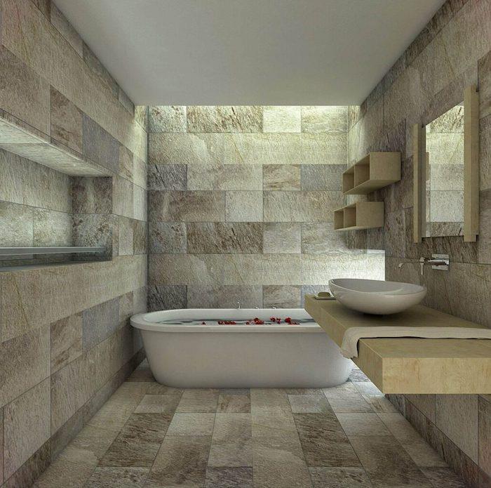 travertino plytelių vonios kambarys su smėlio ir pilkos spalvos šviesaus medžio akcentais