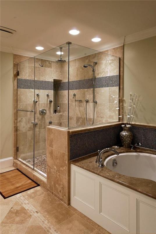 travertino plytelės, elegantiška dušo kabina, laisvai stovinti vonia, įleidžiami lubiniai šviestuvai