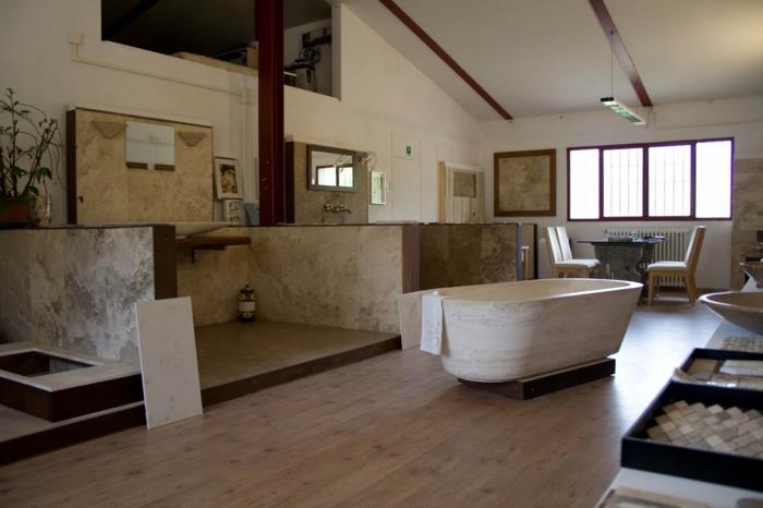 atviro plano vonios kambarys, balta vonia, baltos lubos, travertino grindys