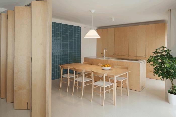 model pregradne stene iz svetlega lesa, postavitev kuhinje s pohištvom iz svetlega lesa in belim pultom