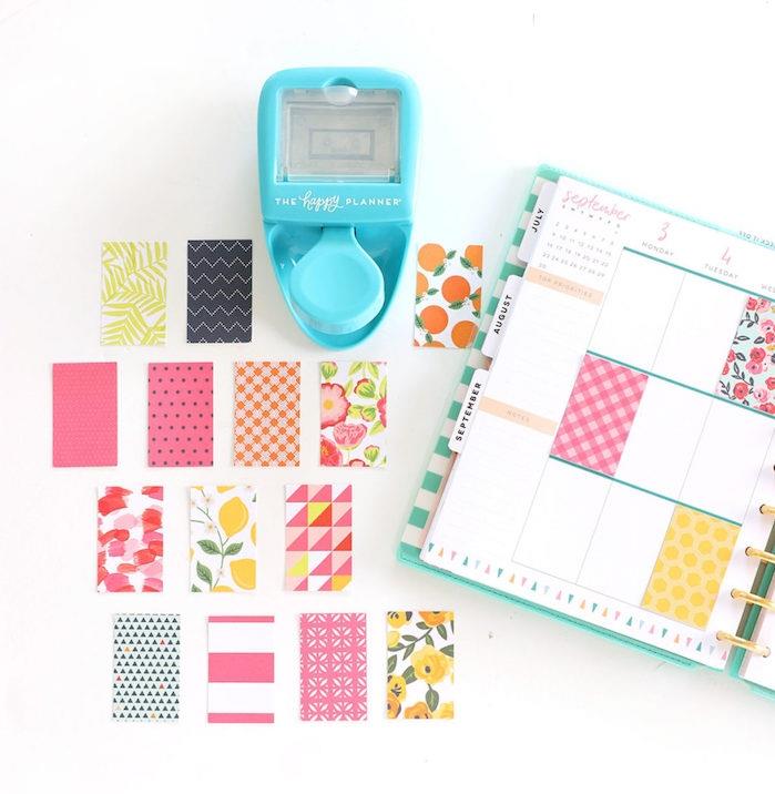 Doldurulmaması gereken kutuları süslemek için günlüğünüze yapıştırmak için renkli scrapbooking kağıdı kareler