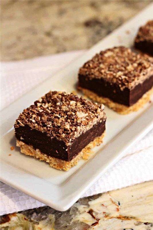 lengvas šokoladinis pyragas, paruoštas be kepimo, sudėkite šokolado kvadratėlius sausainių ir sviesto fone