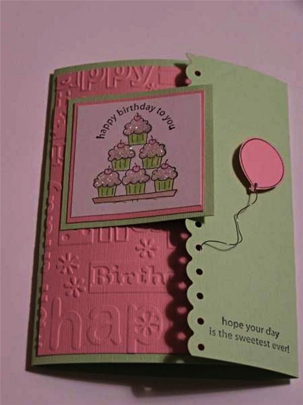 rojstnodnevna voščilnica za deklico v zeleni in rožnati trojčki, okrašena z mini kartico z vzorcem piškotov, voščilnico z vtisnjenim izrezkom iz papirja