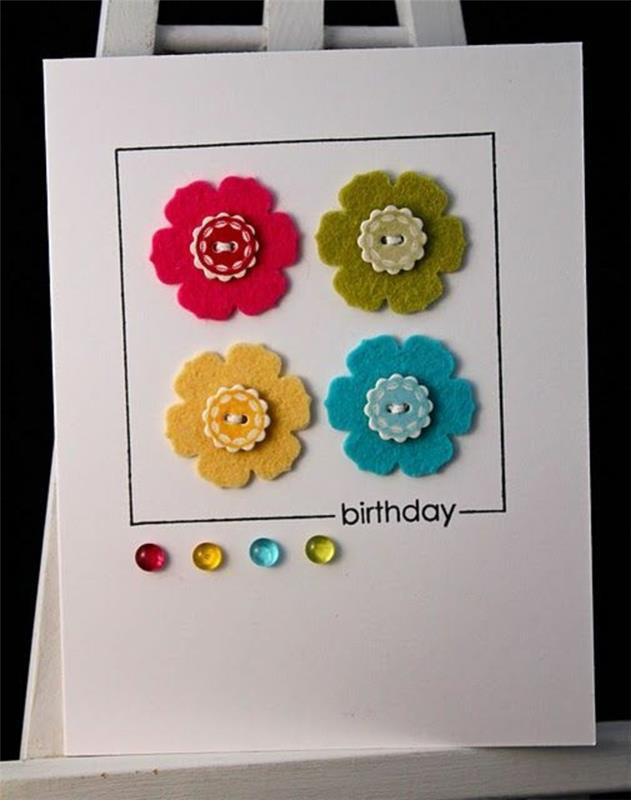 lepa voščilnica za rojstni dan v belem papirju, okrašena s cvetjem iz klobučevine in barvnimi gumbi