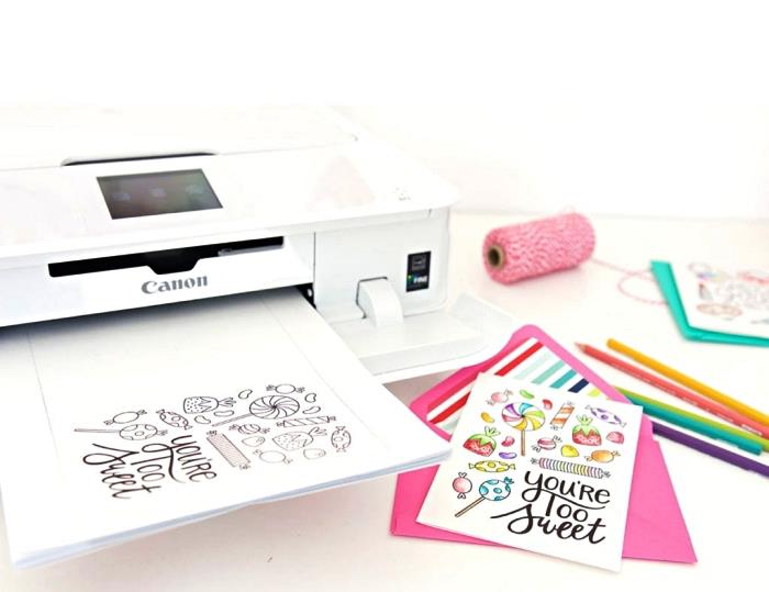 rojstnodnevno voščilnico za tiskanje in barvanje z gurmanskimi vzorci, ki se ujemajo z rožnato ovojnico iz fuksije