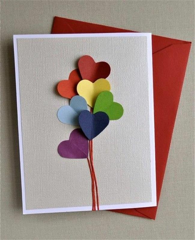 Motinos dienos atvirukas, puokštė su spalvingomis popierinėmis širdelėmis