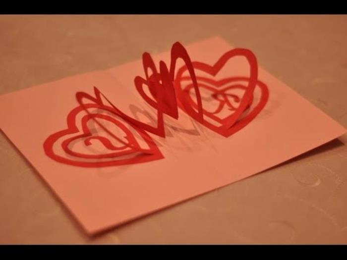Motinos dienos atvirukas, spiralinės širdelės surištos ant rožinio popieriaus atviruko