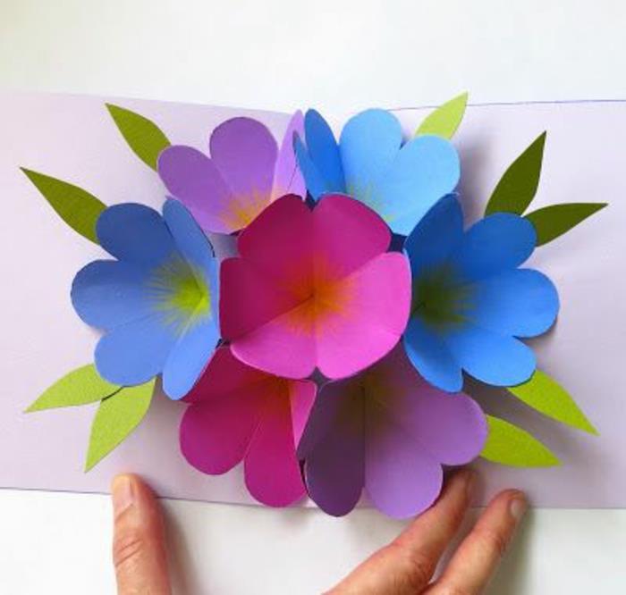 Motinos dienos atvirukas, spalvinga popierinė pop -up gėlių atvirutė, miela puokštė